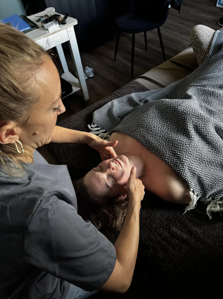 Massage anti-âge liftant japonais de type Kobido pratiqué par Cécile Brégégère à l’Espace Ginko à Monflanquin, soin du visage relaxant pour tonifier la peau et lisser les traits.