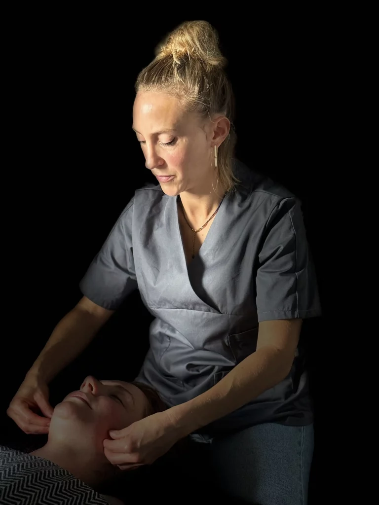 Massage anti-âge liftant japonais Kobido - Espace Ginko Monflanquin (5) Cécile Brégégère réalisant un massage anti-âge liftant japonais de type Kobido à l’Espace Ginko à Monflanquin, soin du visage relaxant et tonifiant pour retrouver éclat et jeunesse naturelle.