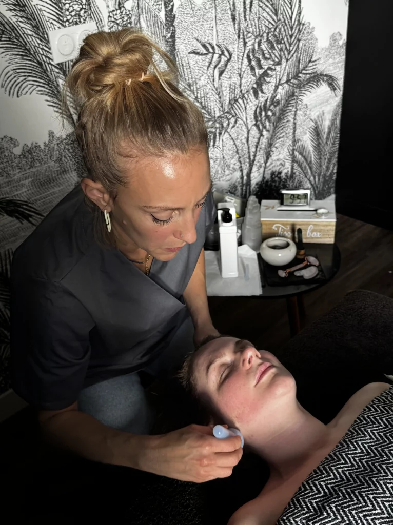 Massage anti-âge liftant japonais Kobido - Espace Ginko Monflanquin (6) Soin du visage Kobido réalisé par Cécile Brégégère à l’Espace Ginko à Monflanquin, massage anti-âge liftant japonais avec pierre de massage pour stimuler la circulation et illuminer le teint.