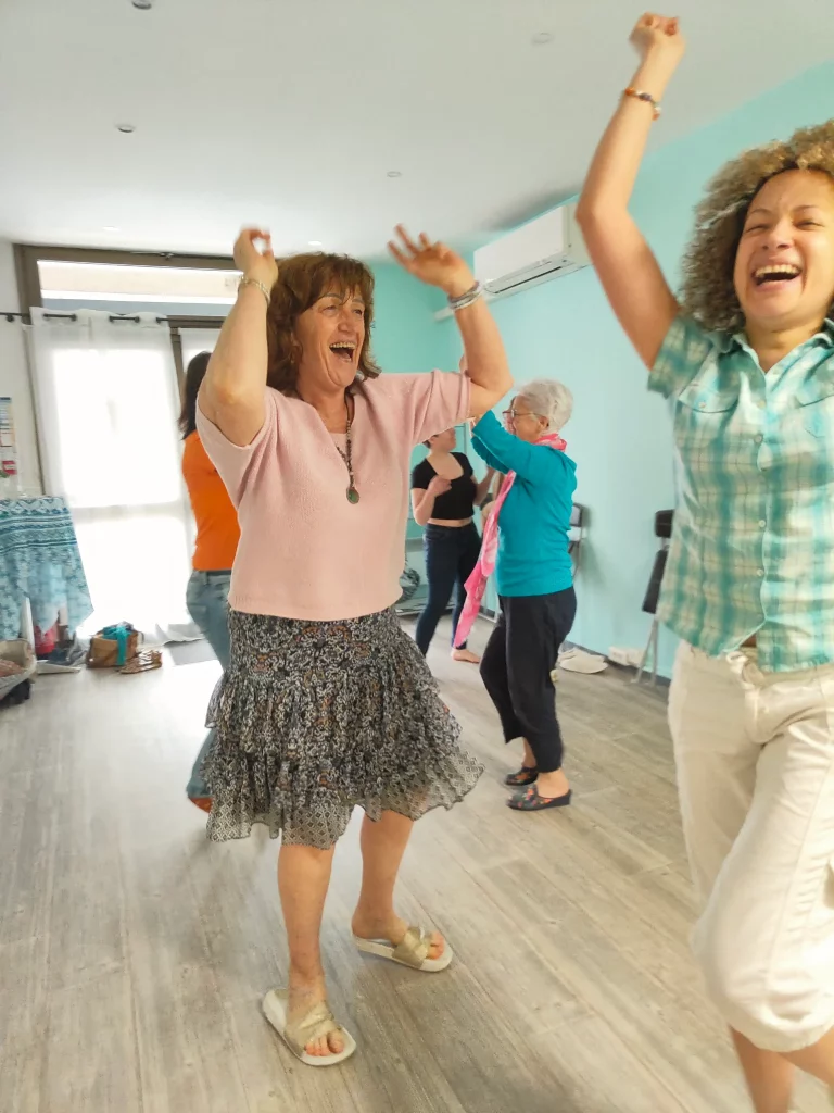 Moment de joie et lâcher-prise en atelier d’épanouissement personnel par le théâtre à Monflanquin – créativité et énergie collective avec Nathalie Fechant à l’Espace Ginko