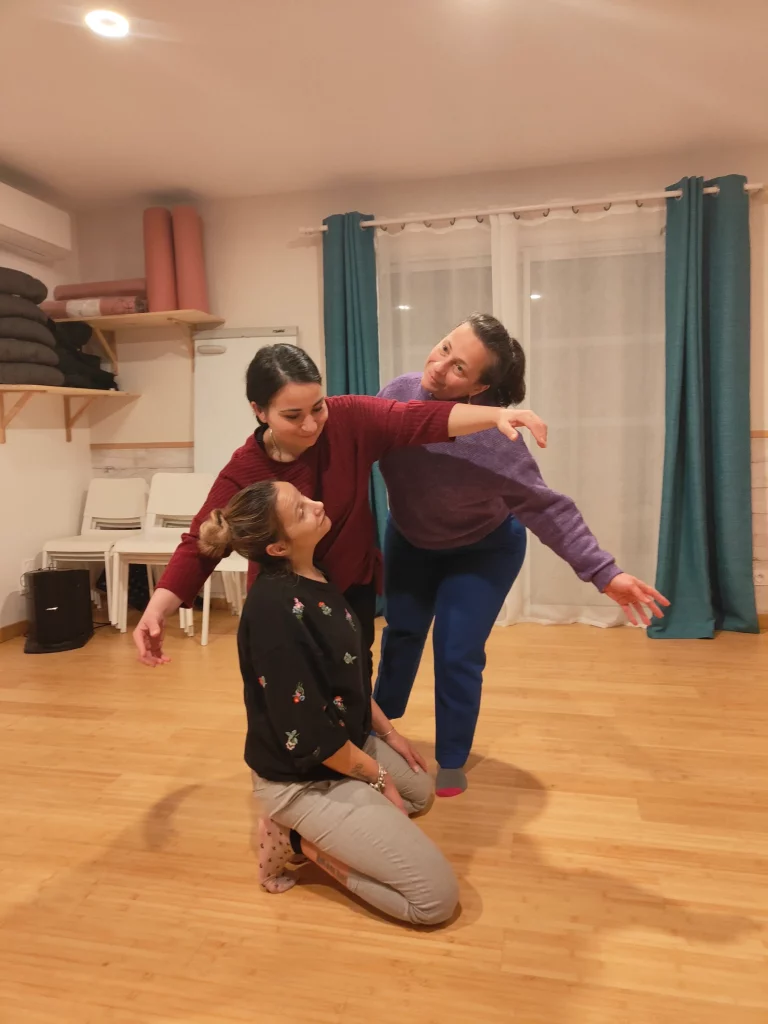 Atelier d’expression corporelle et improvisation théâtrale à Monflanquin avec Nathalie Fechant – exercice collectif aux Ruelles du Théâtre à l’Espace Ginko