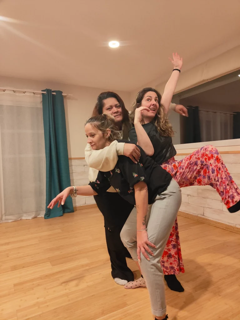 Exercice d’improvisation en atelier d’épanouissement personnel par le théâtre à Monflanquin – Les Ruelles du Théâtre avec Nathalie Fechant à l’Espace Ginko