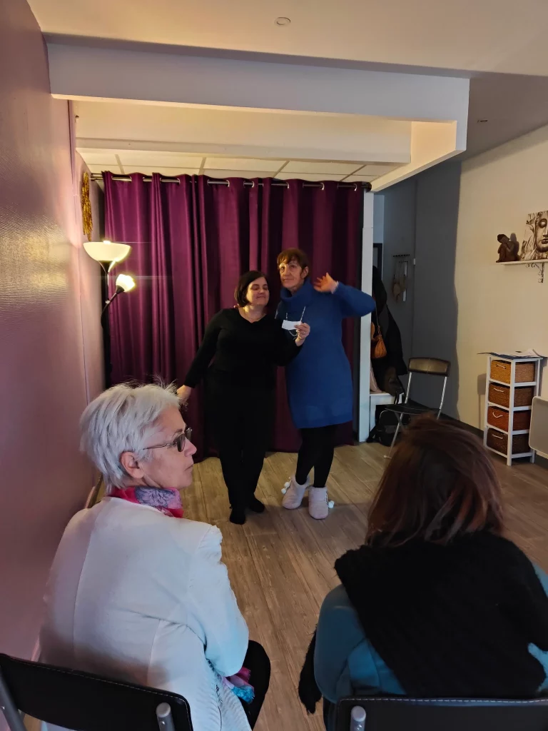Présentation scénique et prise de parole lors d’un atelier théâtre à Monflanquin – développement de la confiance et de l’expression avec Nathalie Fechant à l’Espace Ginko
