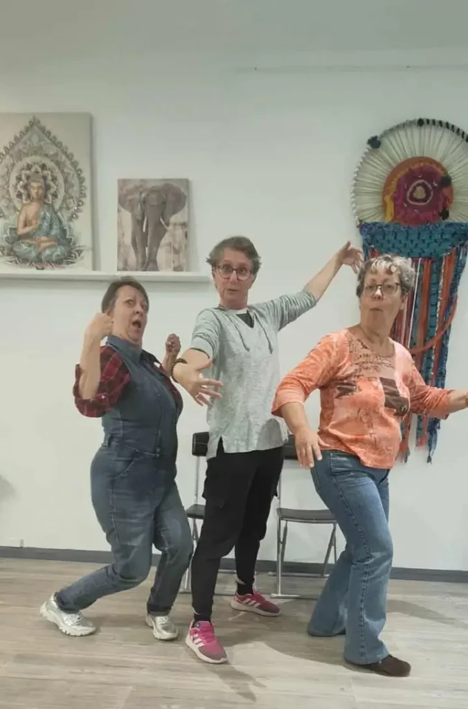 Exercice d’expression corporelle et créativité en atelier théâtre à Monflanquin – énergie et présence scénique avec Nathalie Fechant à l’Espace Ginko