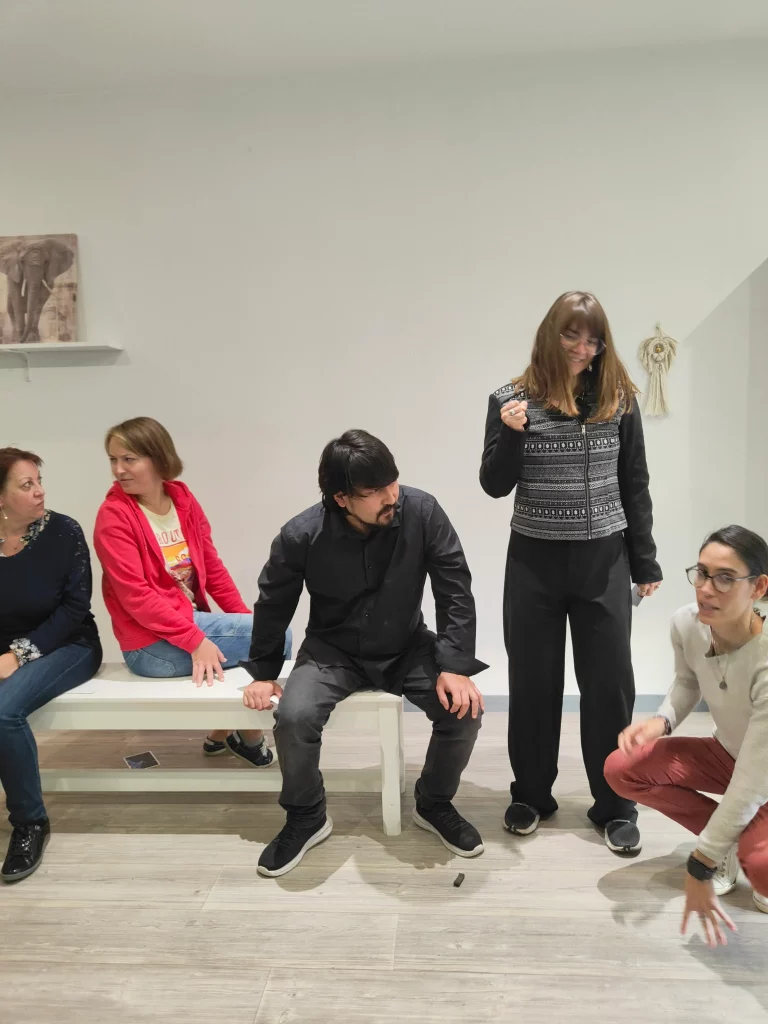 Travail d’improvisation et dynamique de groupe en atelier théâtre à Monflanquin – développement de la spontanéité avec Nathalie Fechant à l’Espace Ginko
