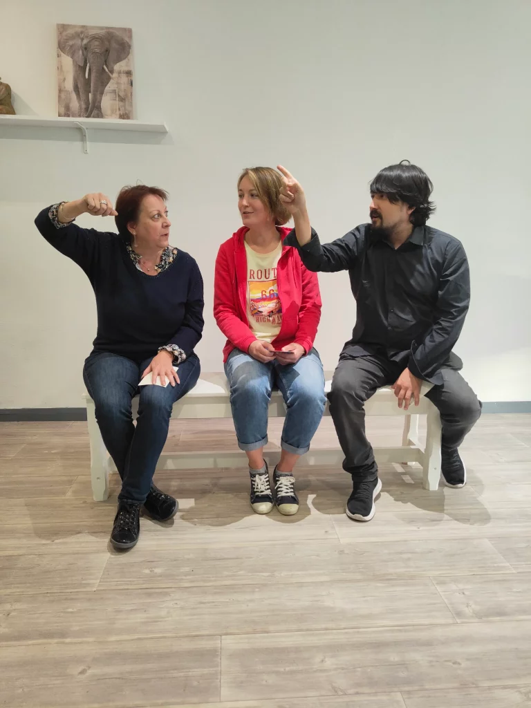 Exercice d’improvisation et expression scénique lors d’un atelier théâtre à Monflanquin – développement de l’imagination avec Nathalie Fechant à l’Espace Ginko