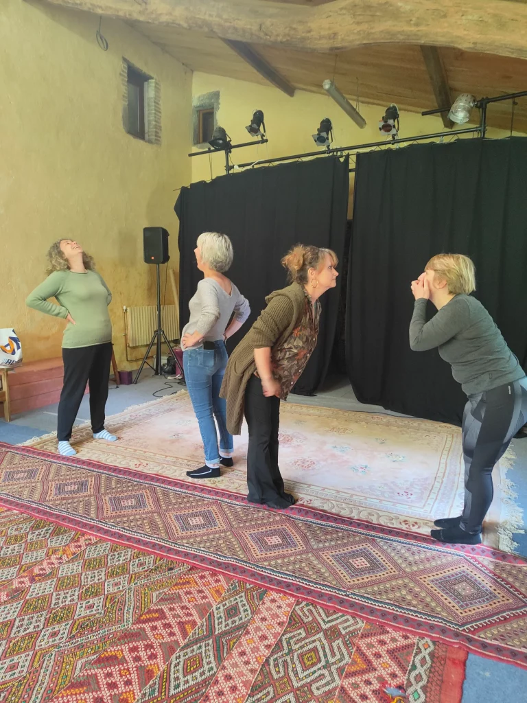 Atelier collectif de théâtre à Monflanquin – travail d’expression des émotions et présence scénique avec Nathalie Fechant à l’Espace Ginko