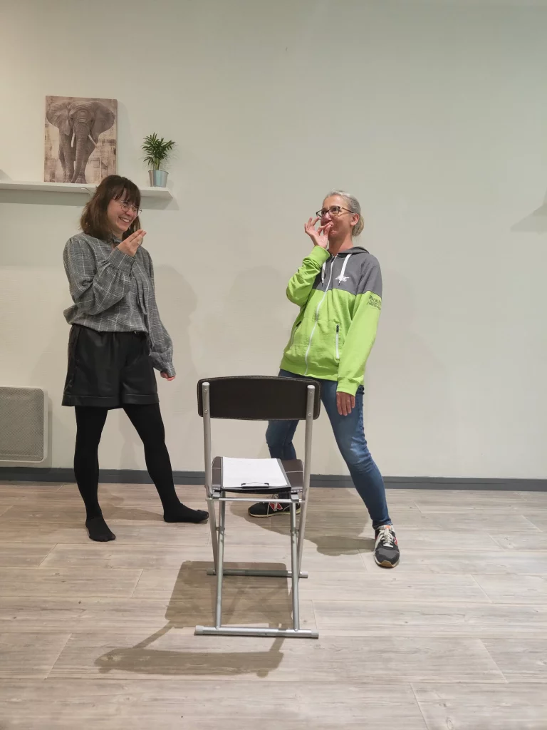 Exercice de voix et jeu théâtral en atelier d’épanouissement personnel à Monflanquin – Les Ruelles du Théâtre avec Nathalie Fechant à l’Espace Ginko