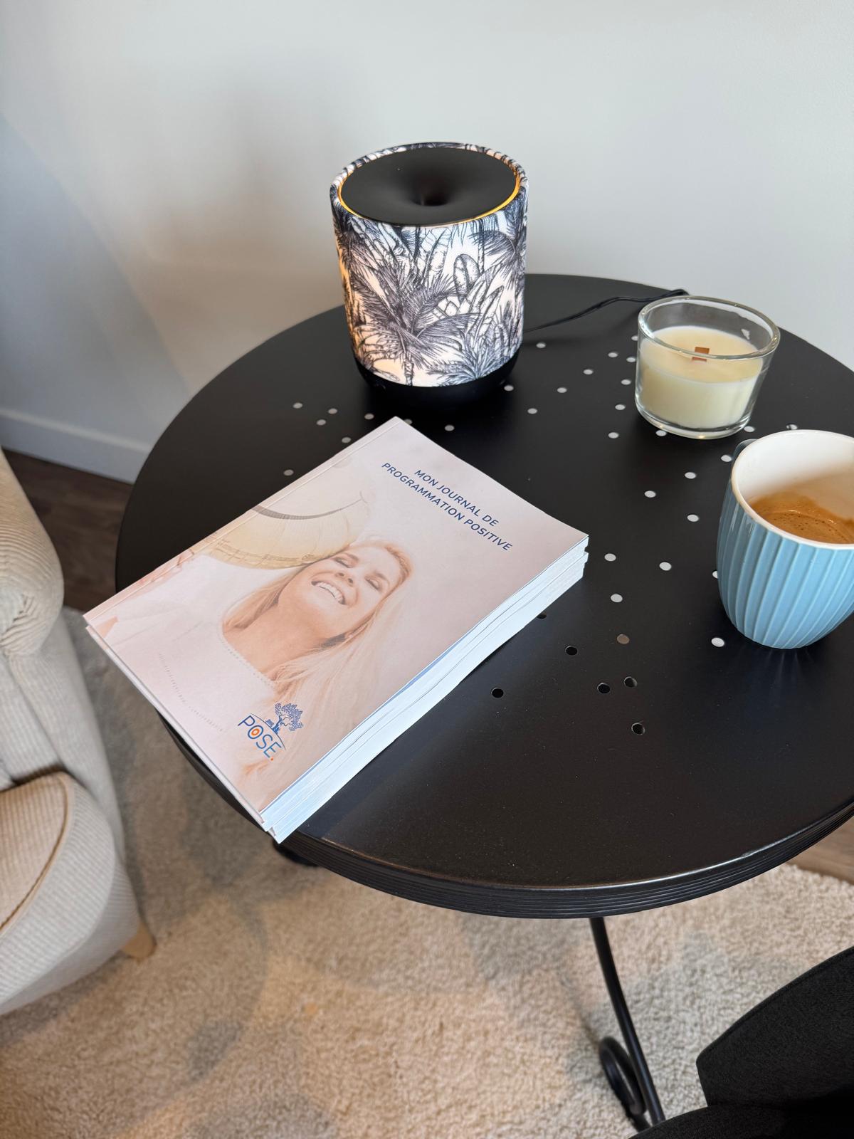 Ambiance bien-être et relaxation – accompagnement hypnose Espace Ginko Espace de détente avec journal de programmation positive, bougie et infusion à l’Espace Ginko à Monflanquin, cadre apaisant pour un accompagnement en hypnose et cohérence cardiaque